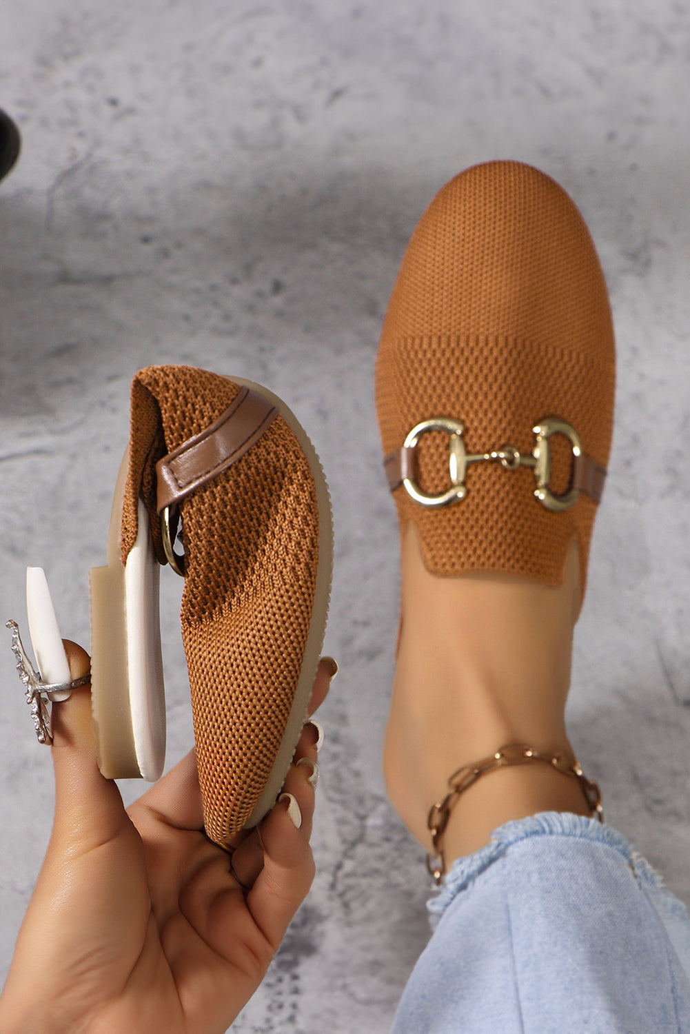 Slip-On-Flats mit Lederriemen und Schnallendekor