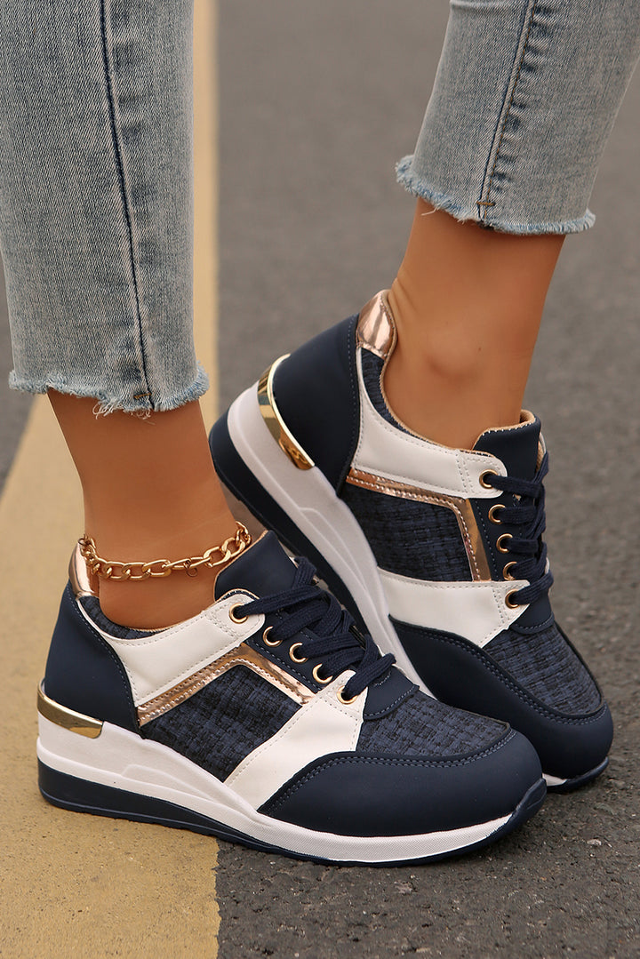 Keilsneaker mit Glitzerpatches und Schnürung