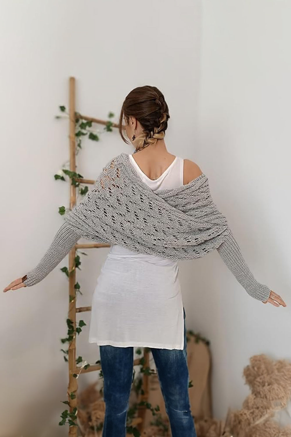 Strickschal mit Kreuzdetail und Ärmeln