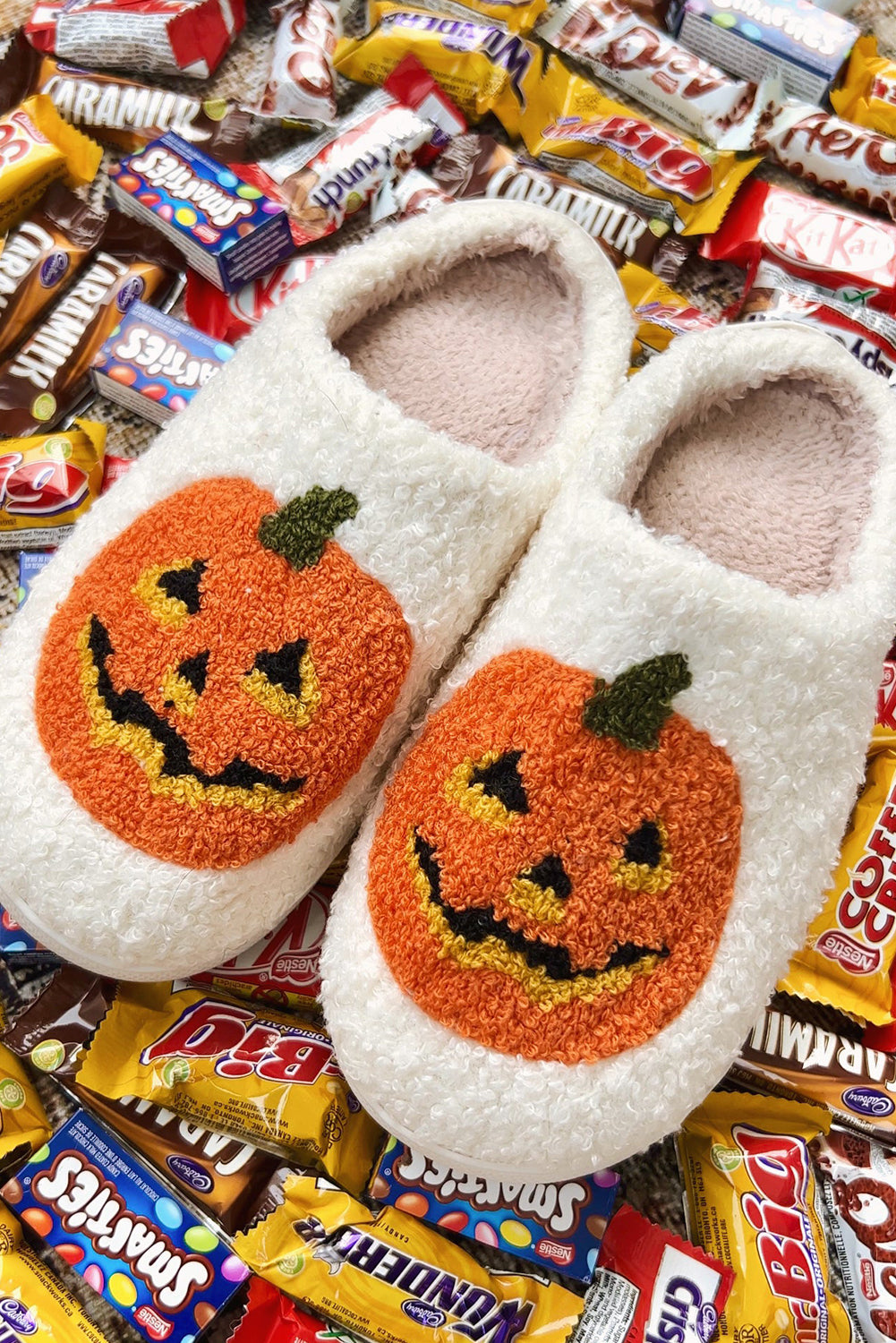 Plüsch-Hausschuhe mit Halloween-Kürbis-Aufdruck (fällt klein aus, eine Nummer größer)