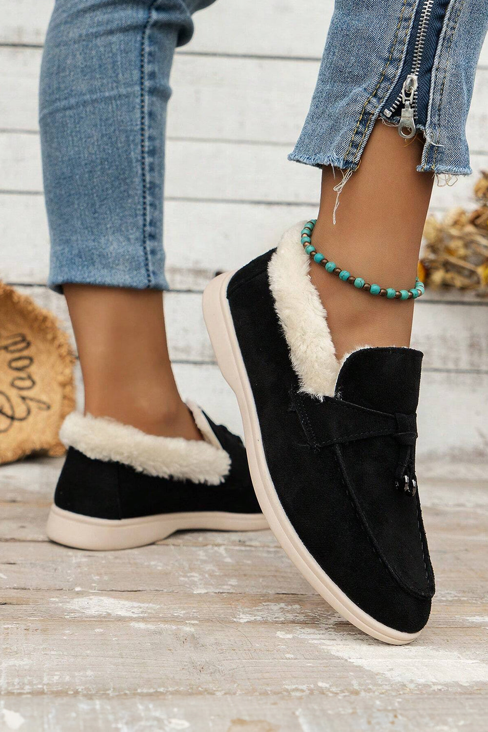 Flache Slipper aus Wildleder mit Fellfutter