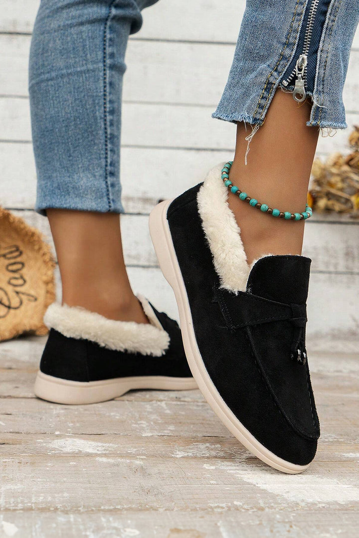 Flache Slipper aus Wildleder mit Fellfutter