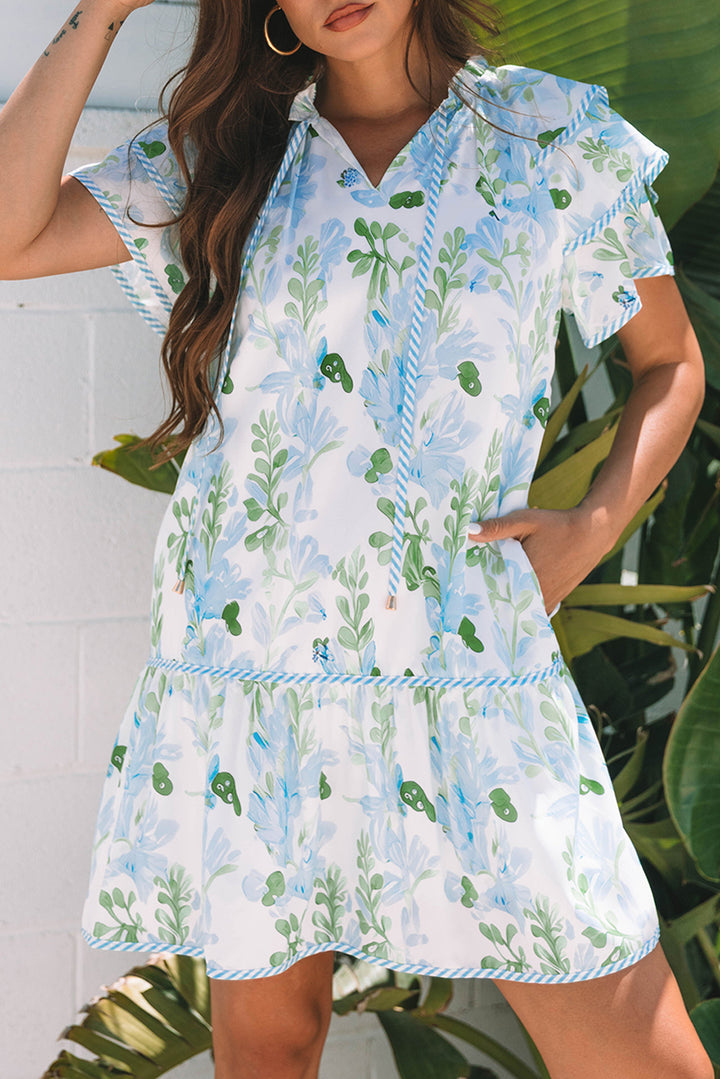 Jolie mini-robe à manches courtes superposées à fleurs bleu ciel