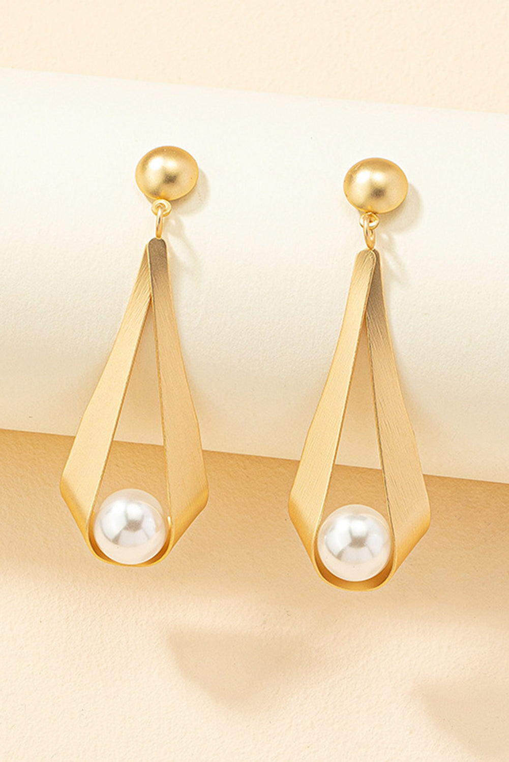 Ohrstecker mit Perlendekor und vergoldetem Anhänger