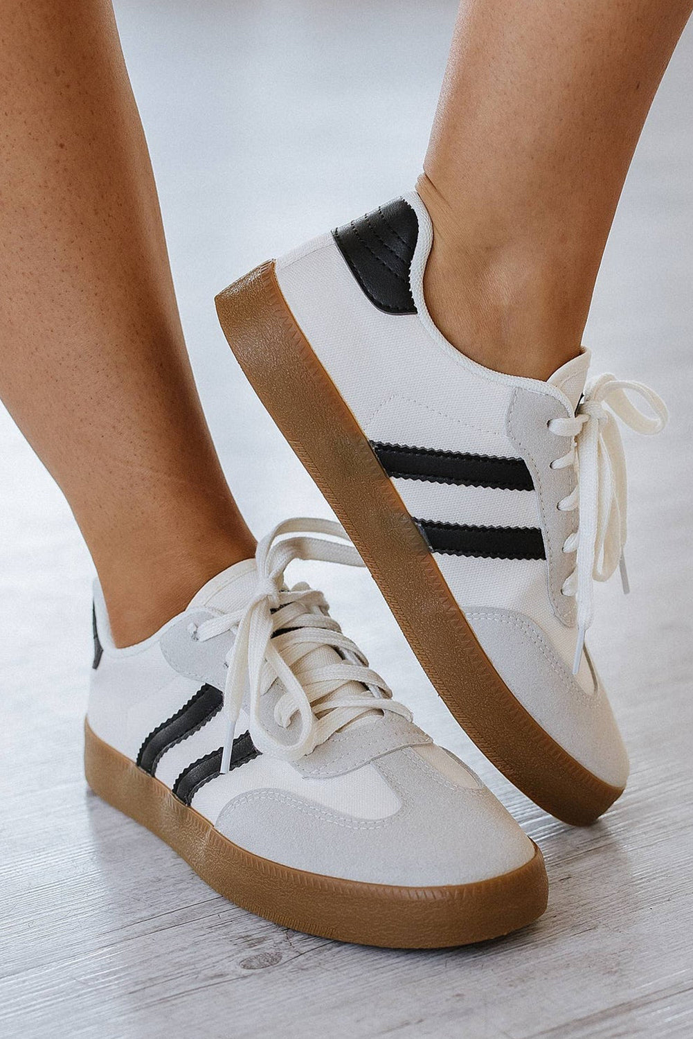 Flache Sneakers mit Streifenmuster und Schnürung