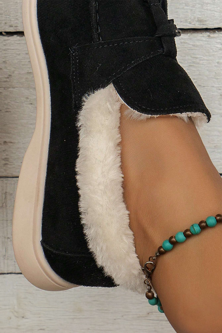 Flache Slipper aus Wildleder mit Fellfutter