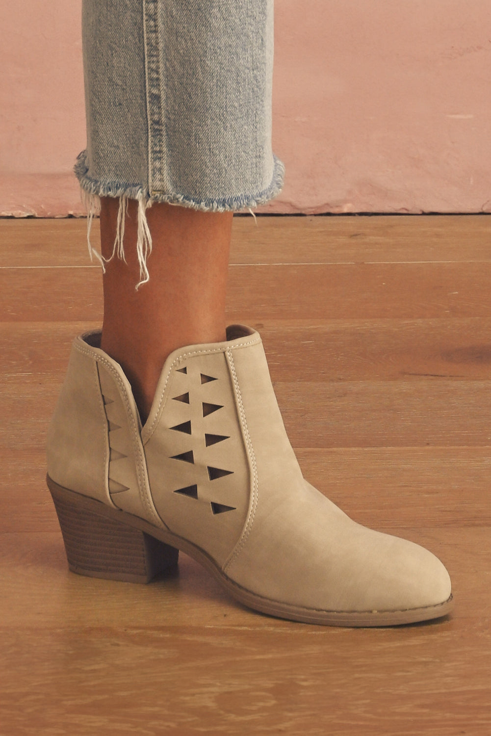 Bottines à talons et bout pointu en daim découpé