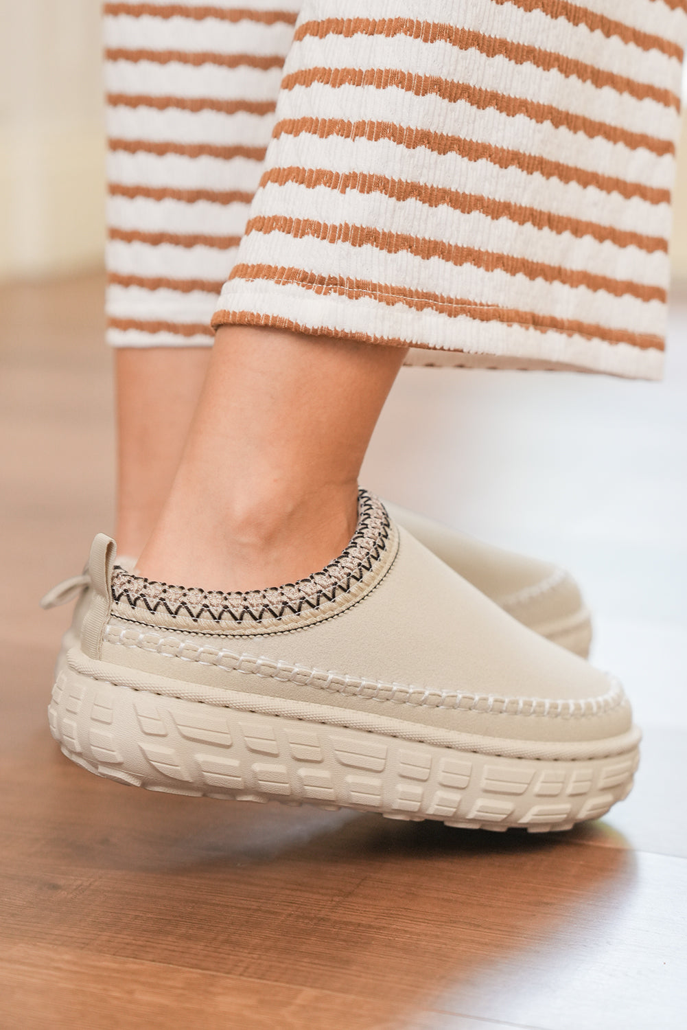 Contrast Stitch Detail Faux Suede PU Patchwork Plush Winter Clog Slippers