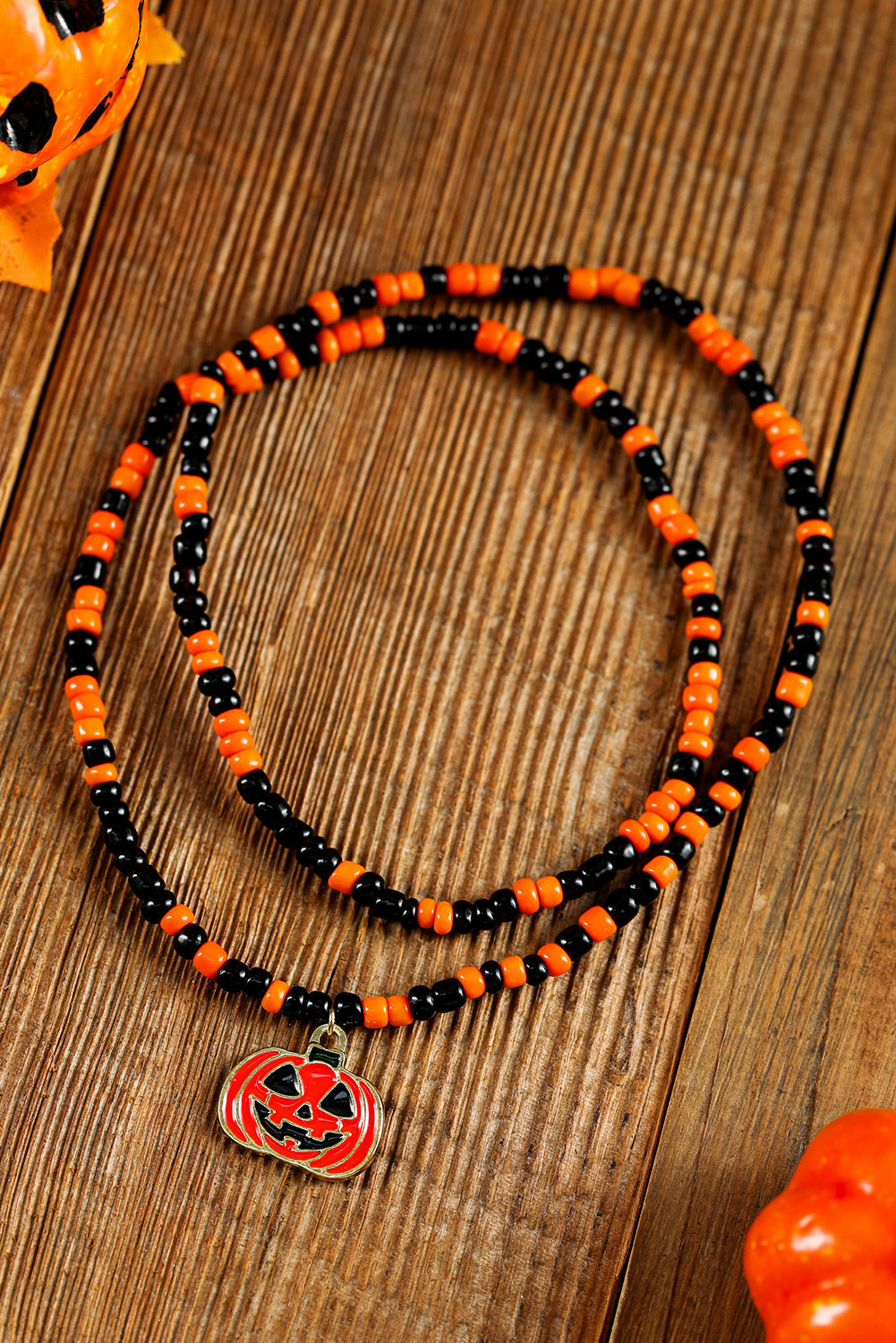 Collier d'Halloween avec pendentif en forme de visage de citrouille et perles de riz