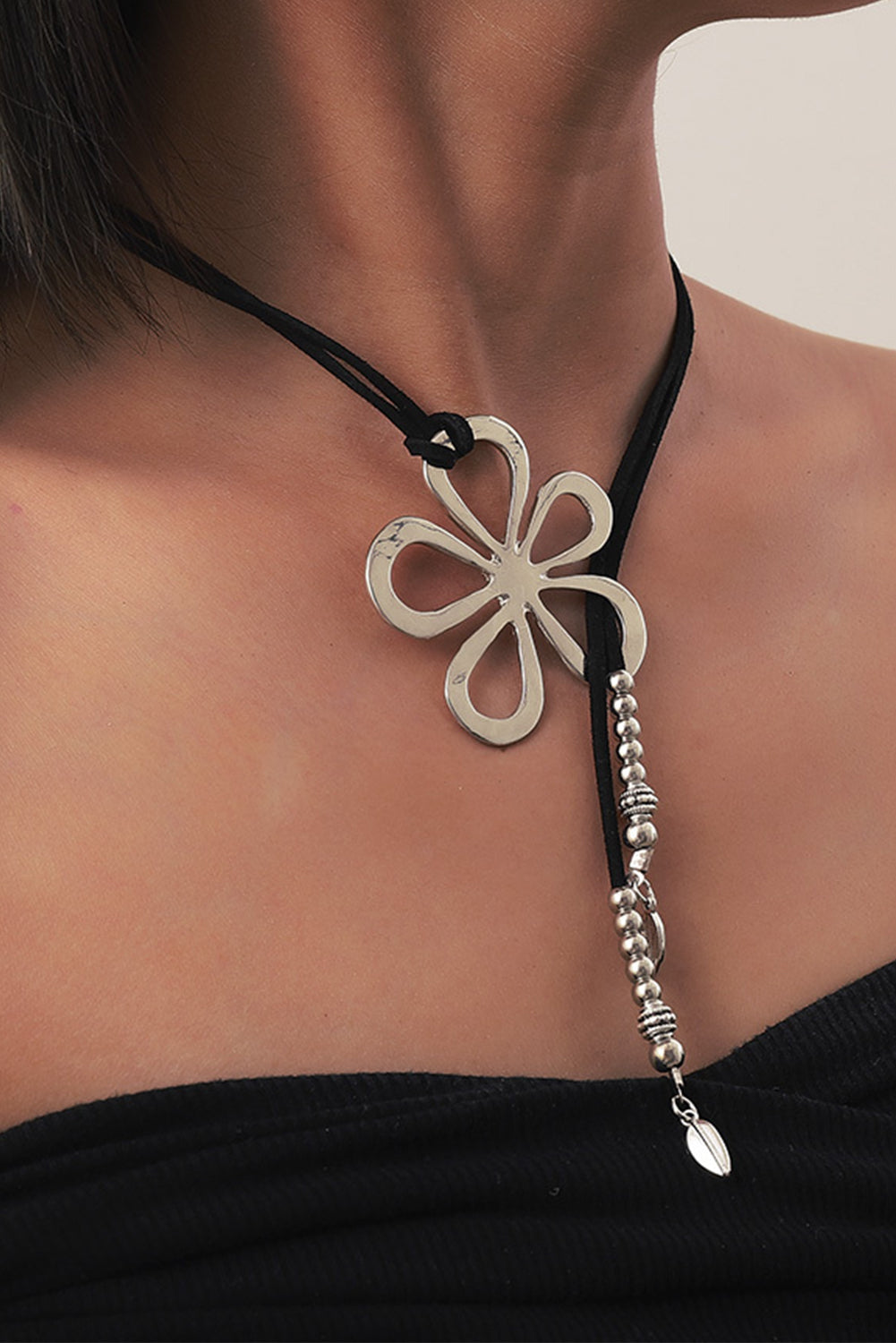 Collier en Y en cuir à motif floral ajouré
