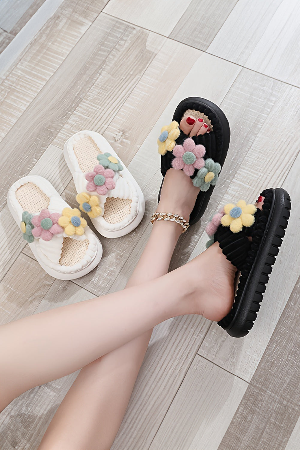 Chaussons ouverts à brides croisées et fleurs duveteuses