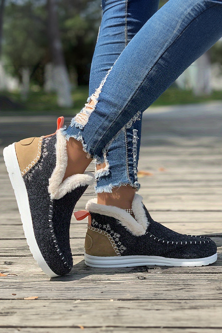 Wildleder-Fußkettchenstiefel mit Patchwork-Nähten und Plüschfutter