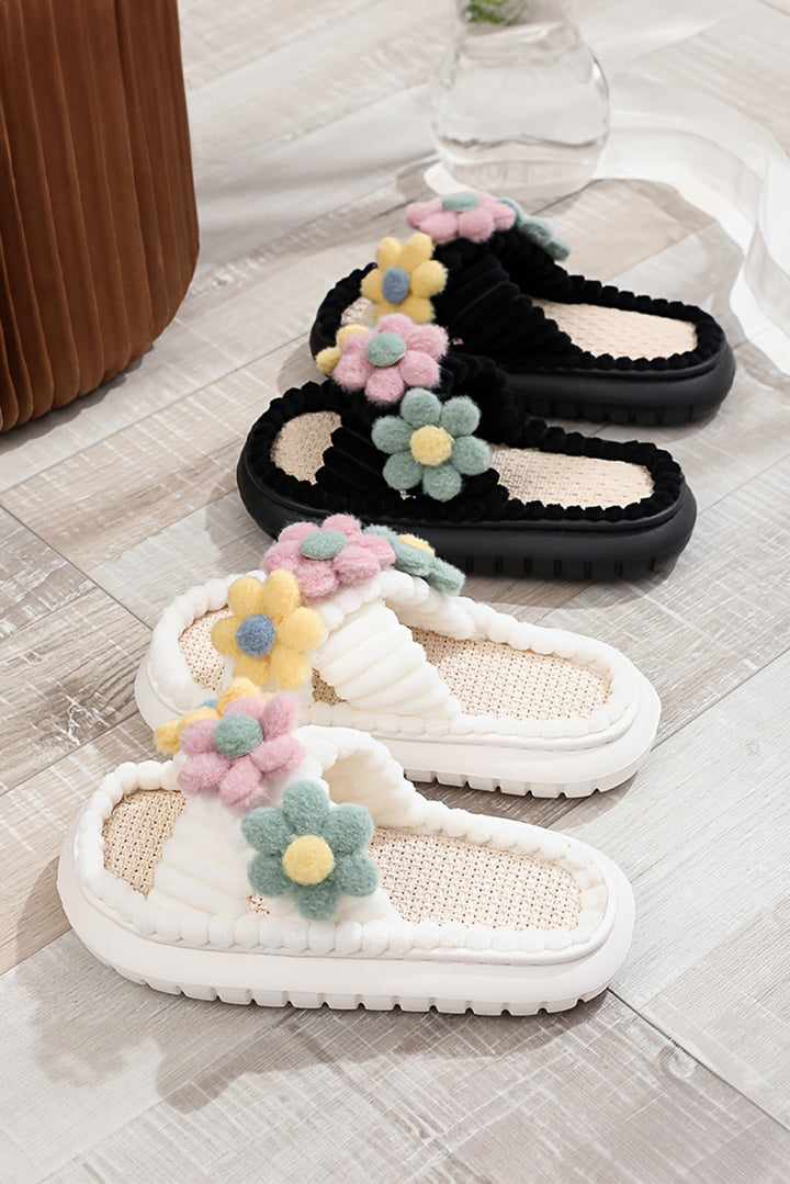 Chaussons ouverts à brides croisées et fleurs duveteuses