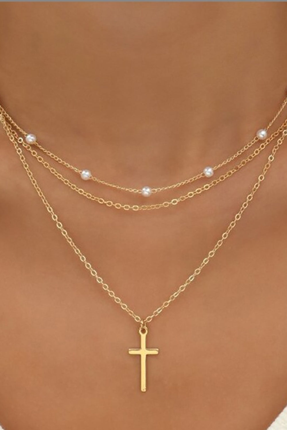 Collier à chaîne triple couche avec pendentif en croix plaqué et décor de perles