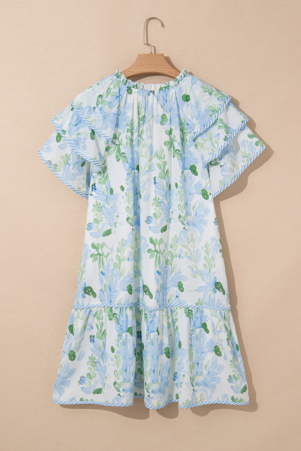 Jolie mini-robe à manches courtes superposées à fleurs bleu ciel