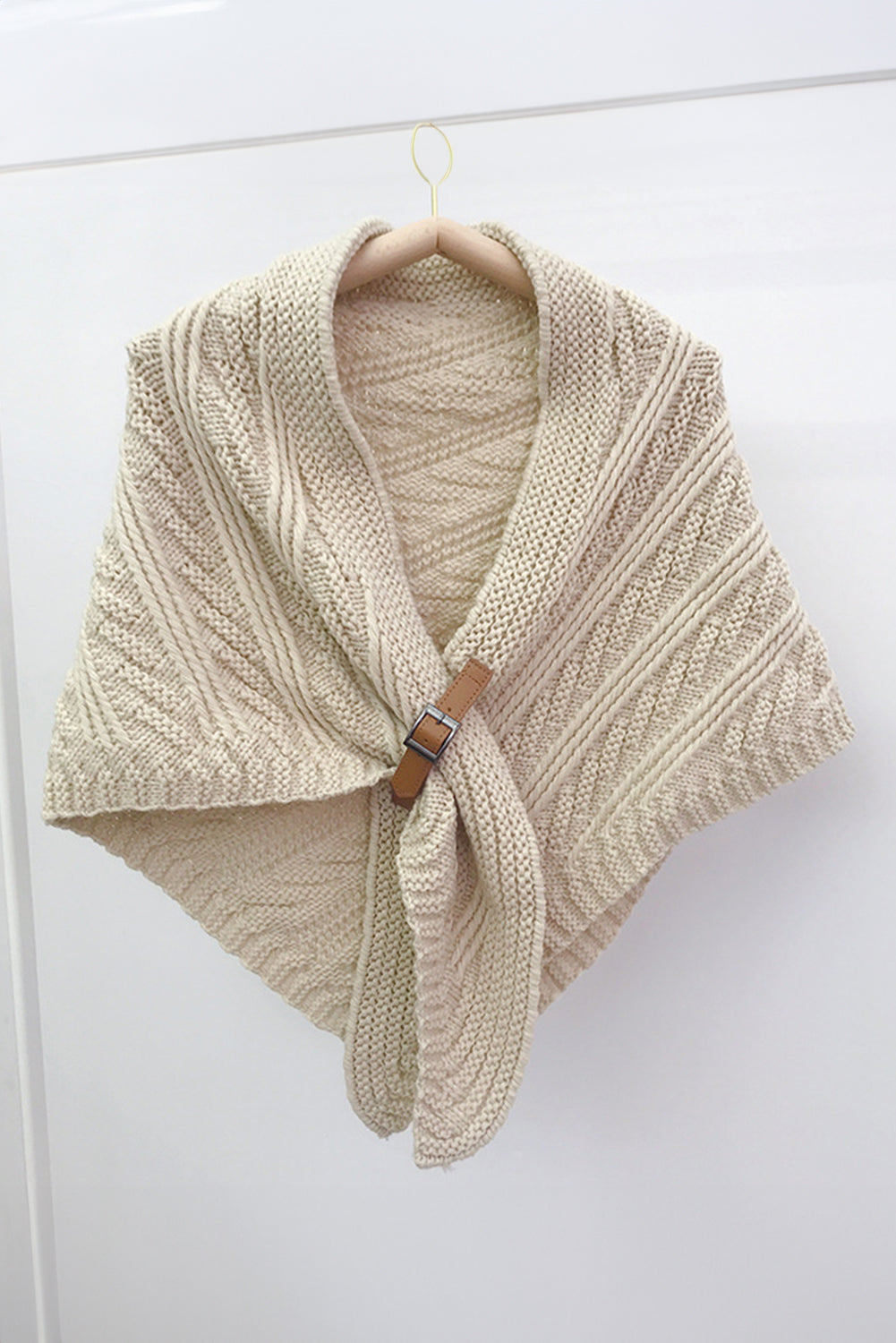 Dreieckiger Schal mit Gürtel aus Kunstleder