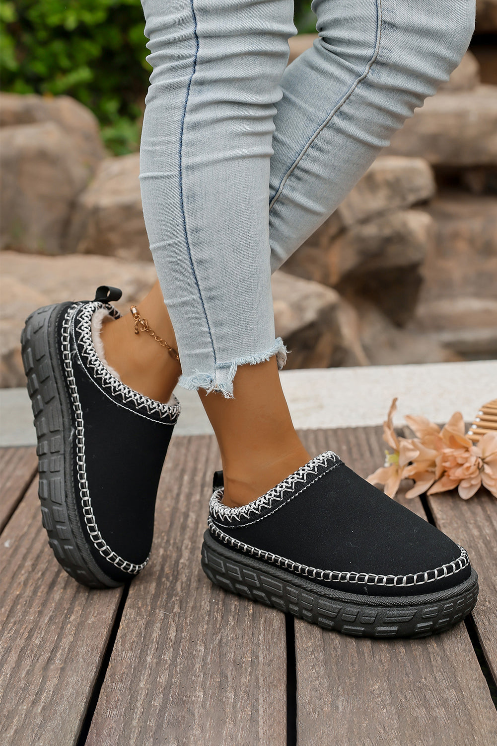 Chaussons sabots d'hiver en similicuir et peluche patchwork avec détails contrastés en daim synthétique
