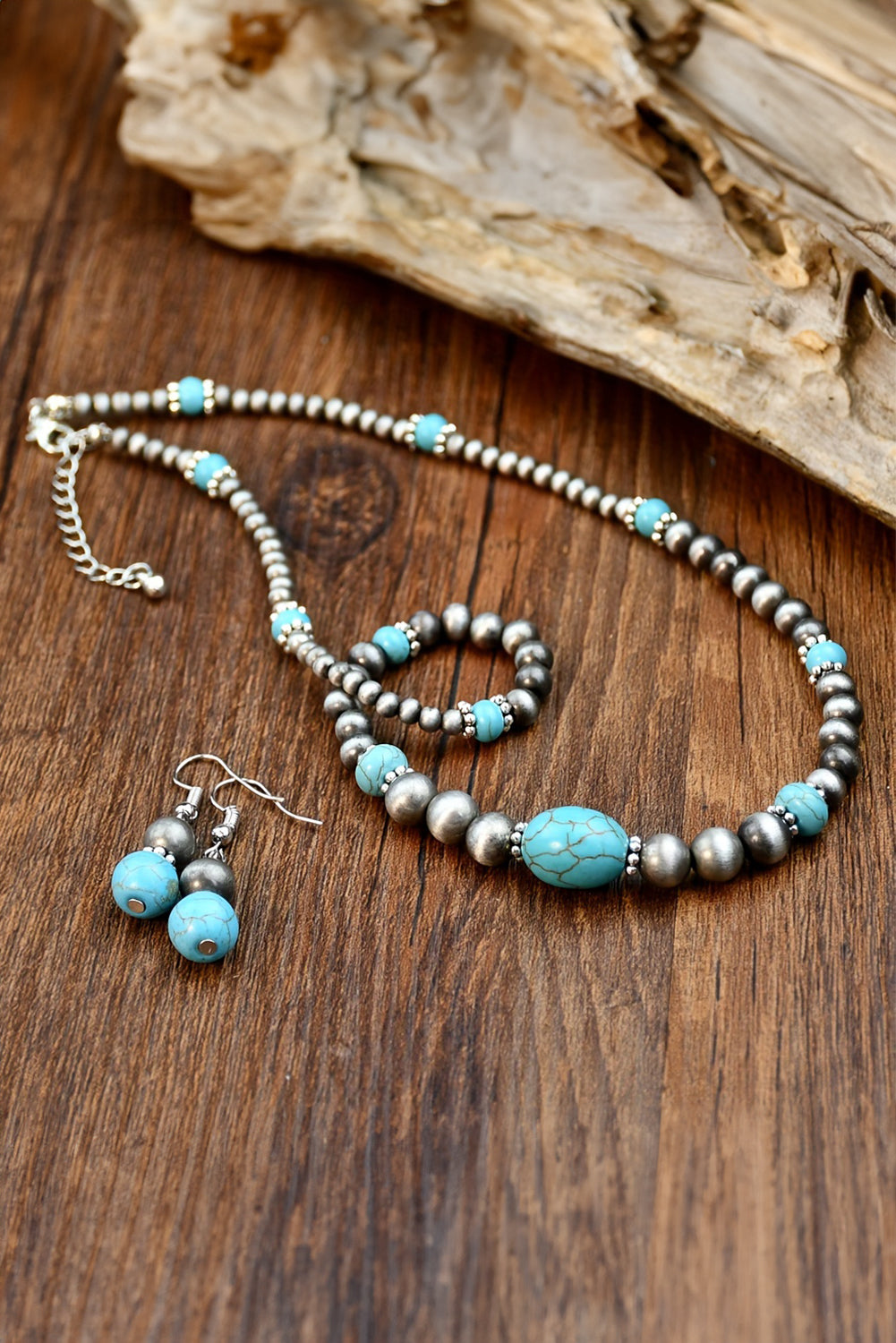 Ensemble collier et boucles d'oreilles en perles turquoise occidentales