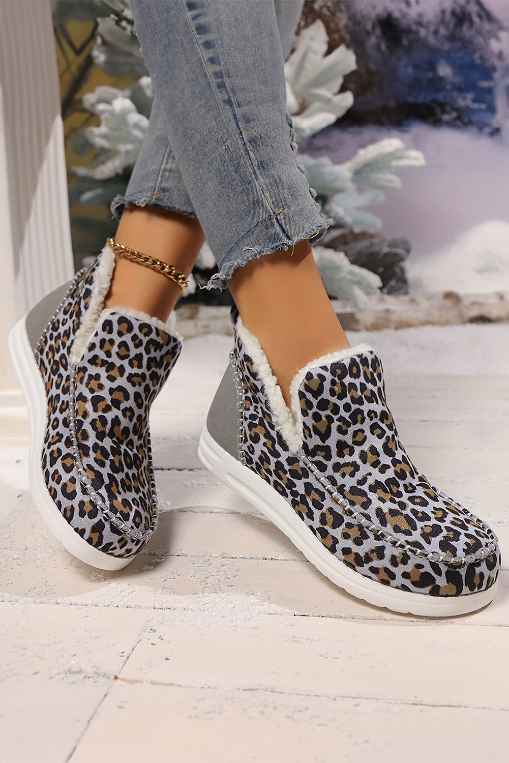Flache Winterstiefel mit Leopardenmuster und Flicken am Knöchel