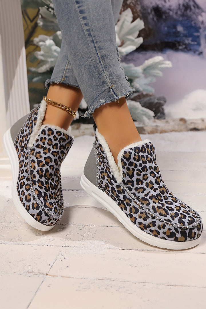 Flache Winterstiefel mit Leopardenmuster und Flicken am Knöchel