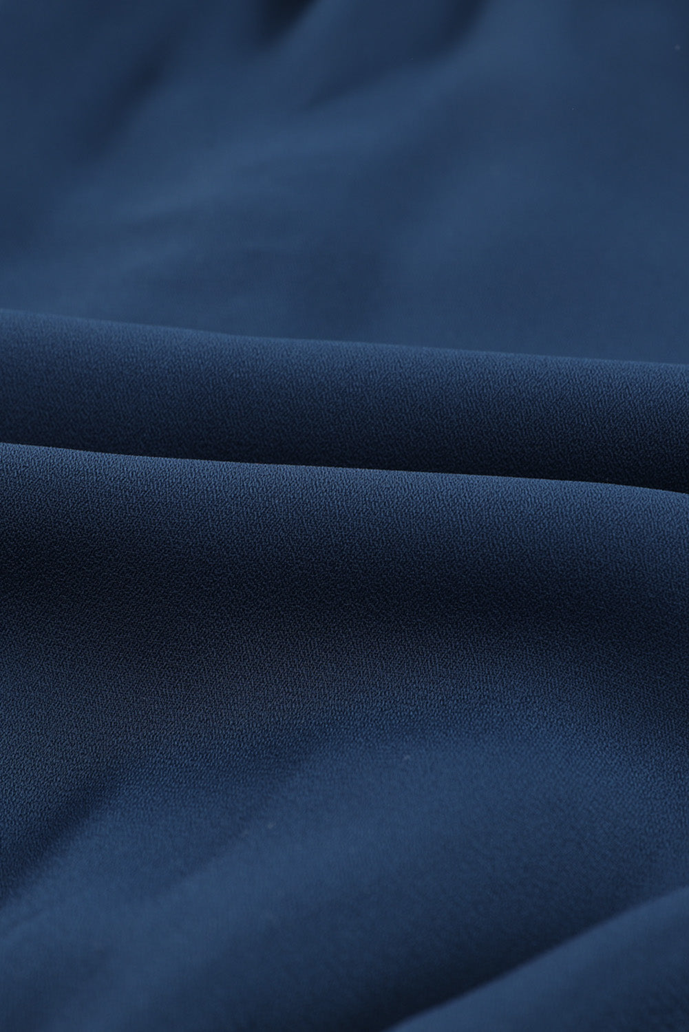 Robe courte à volants et manches longues à col en V foncé