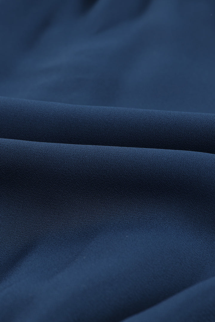 Robe courte à volants et manches longues à col en V foncé