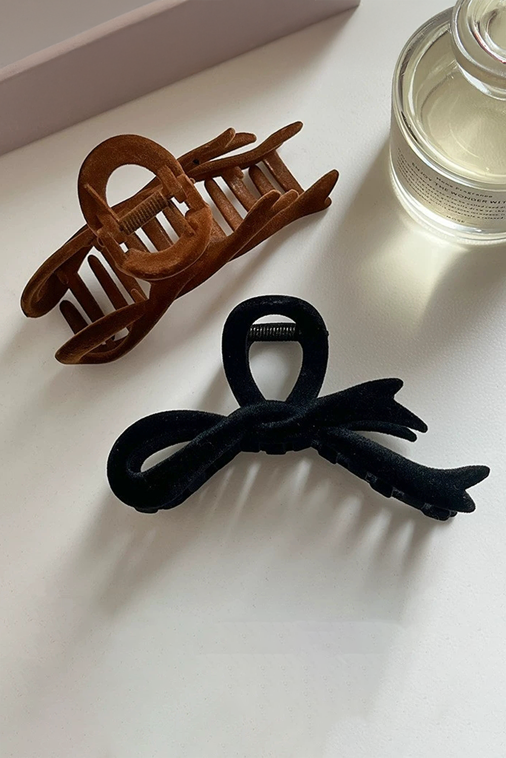 Grande pince à cheveux en velours avec nœud papillon