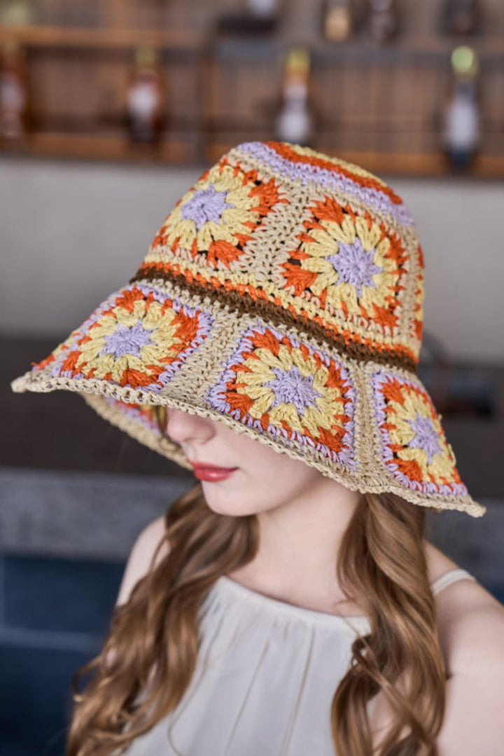 Boho-Blumen-Häkelmütze mit breiter Krempe und Schnalle