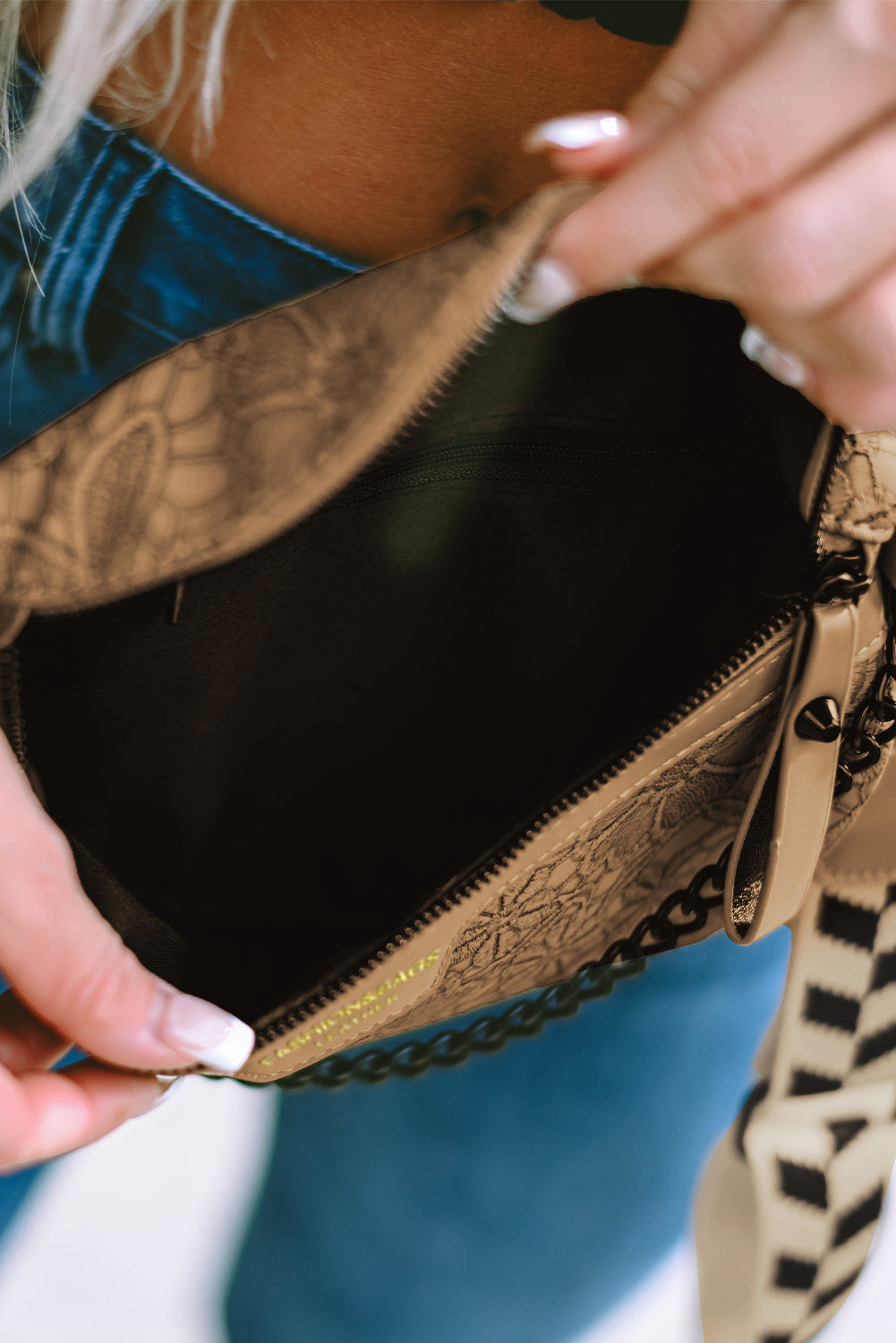 Schultertasche mit Kettenriemen und Münzbörse in Colorblock-Optik