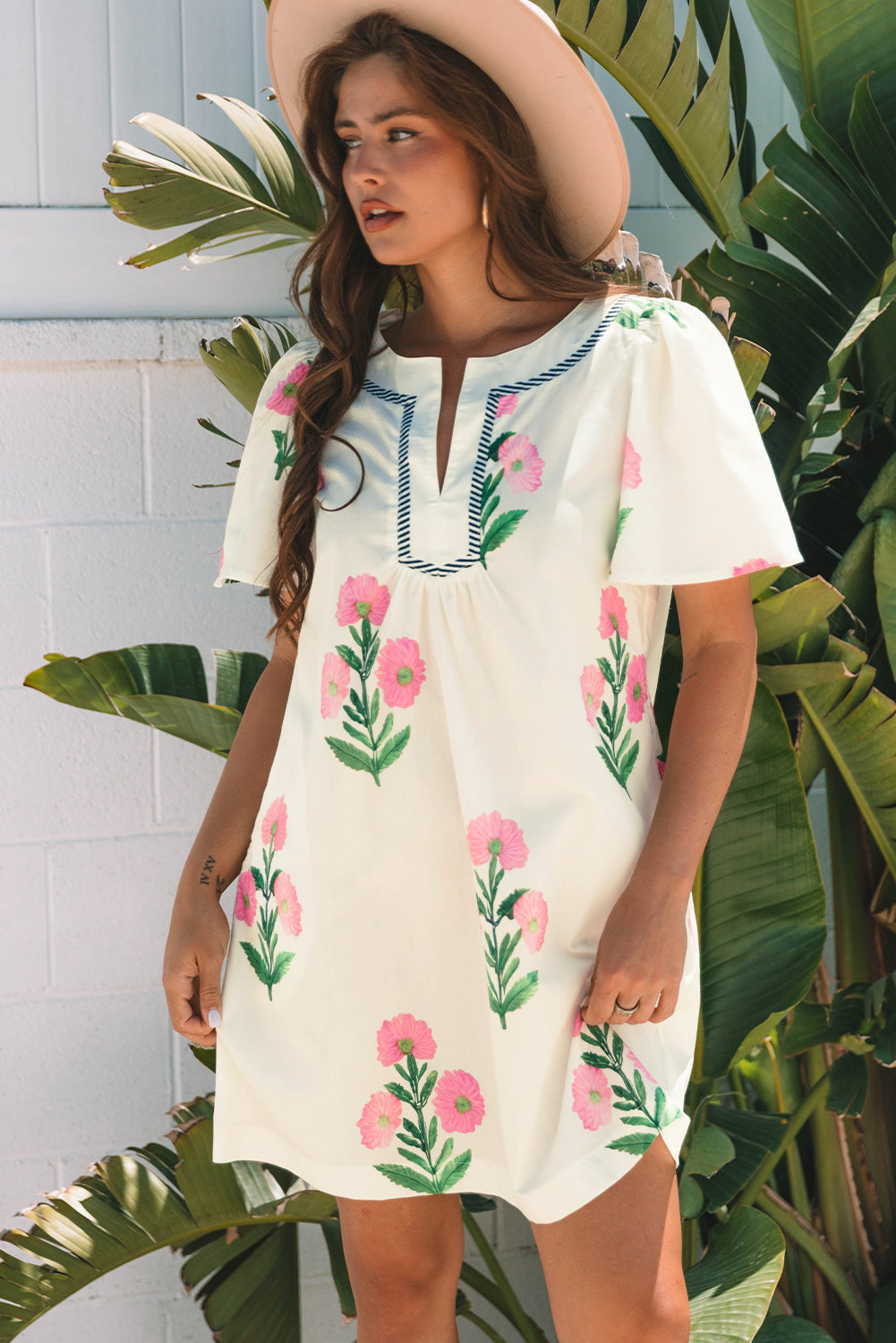 Mini-robe ample à manches courtes et col fendu à fleurs
