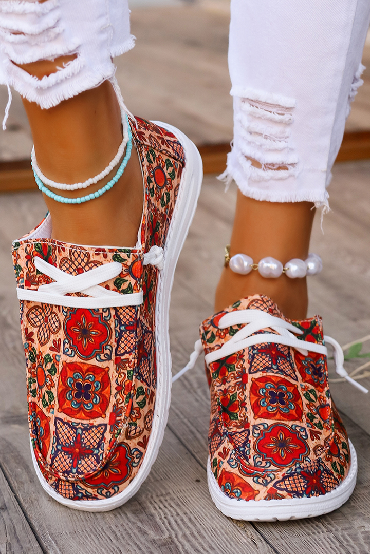 Flache Slipper mit Western-Print und Schnürung