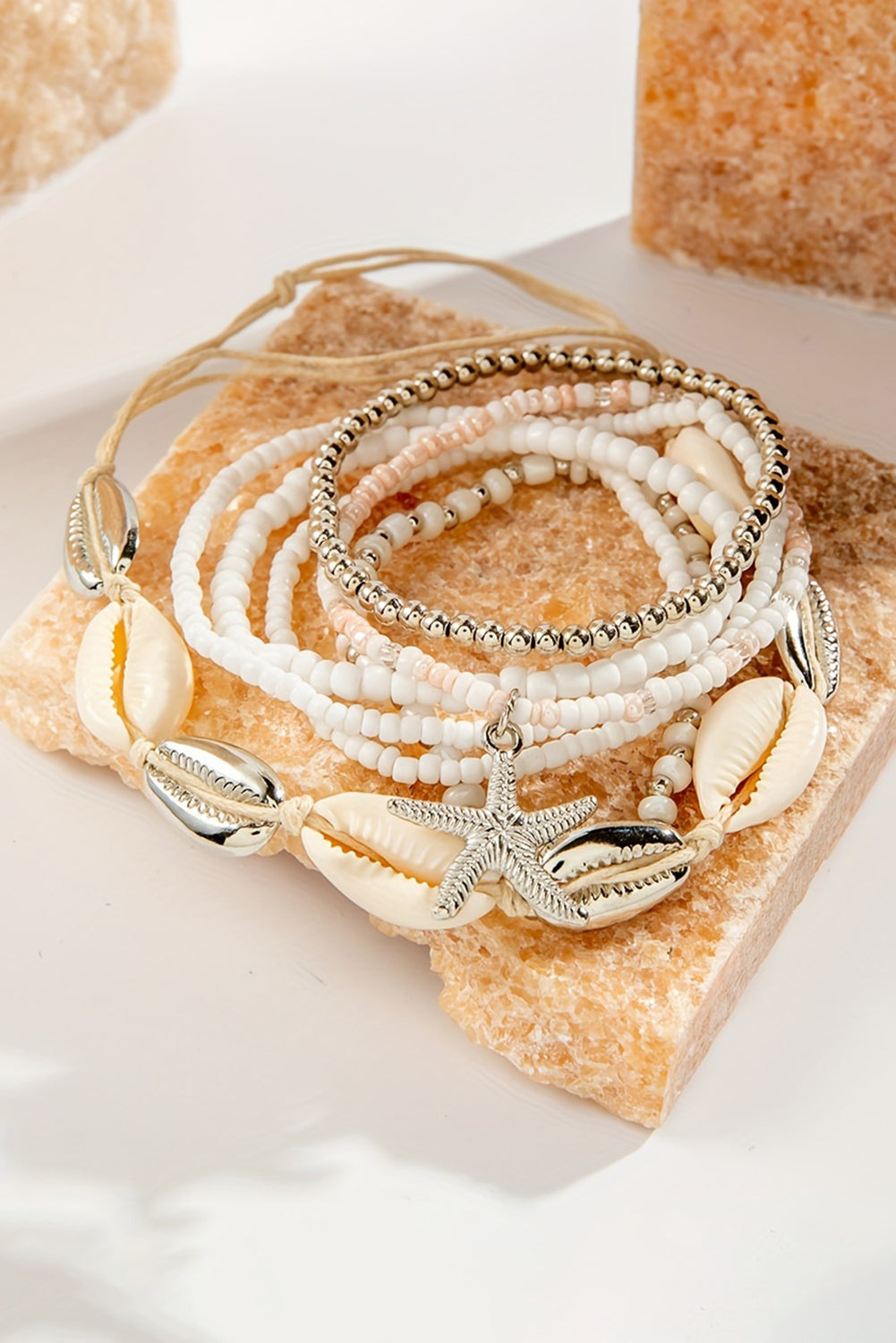 Ensemble de 7 bracelets en perles de coquillages et étoiles de mer
