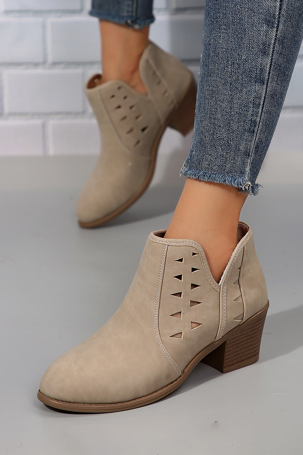 Bottines à talons et bout pointu en daim découpé