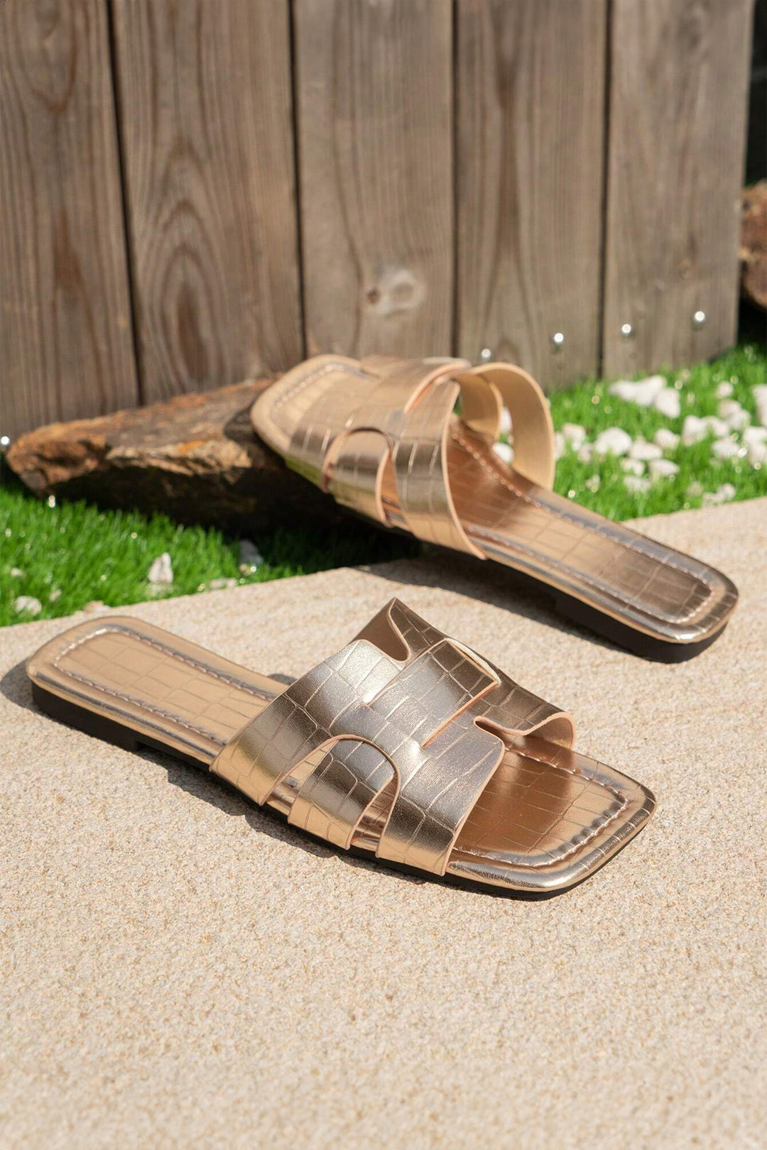 Crocodile Pattern Roman Style Flat Slippers