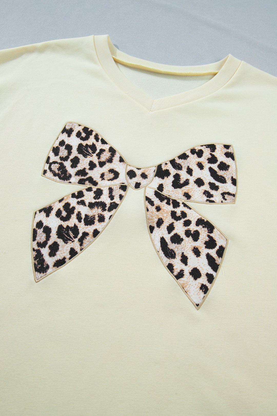 White Contrast Leopard Bow Patched V Neck Loose Tee Drawstring Shorts 2pcs Outfit