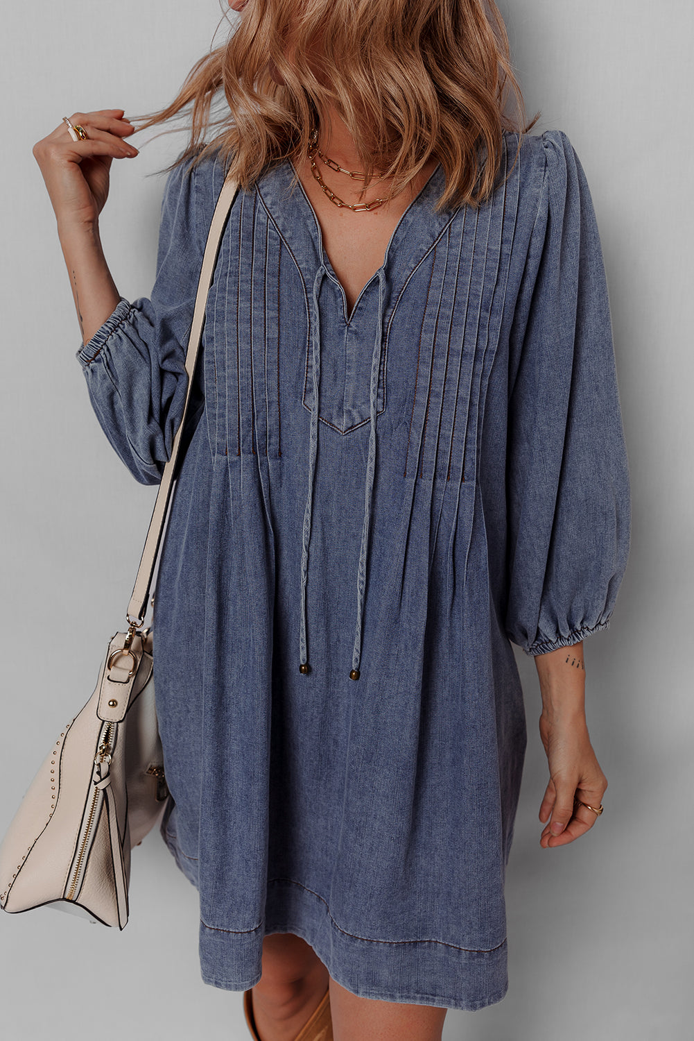 Robe mini en jean plissée à manches 3/4 et col en V noué