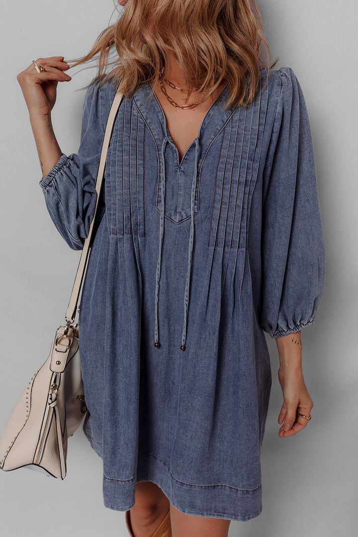 Robe mini en jean plissée à manches 3/4 et col en V noué