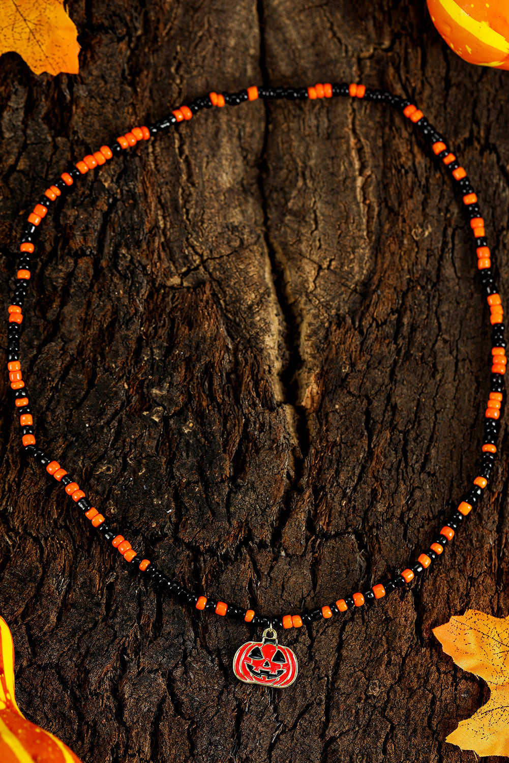 Collier d'Halloween avec pendentif en forme de visage de citrouille et perles de riz