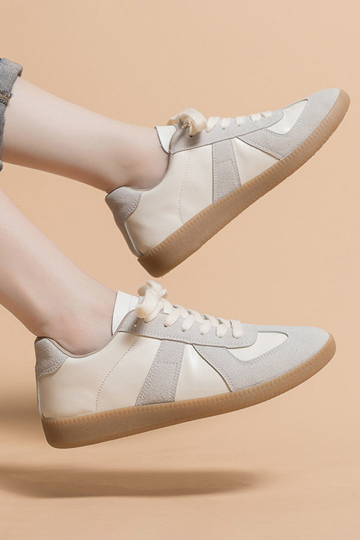 Flache Schnürschuhe aus PU-Leder und Wildleder mit Patches