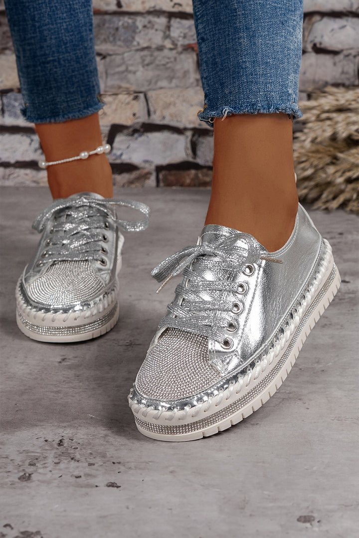 Flache Schnürschuhe mit Strass und Metallic-Schimmer