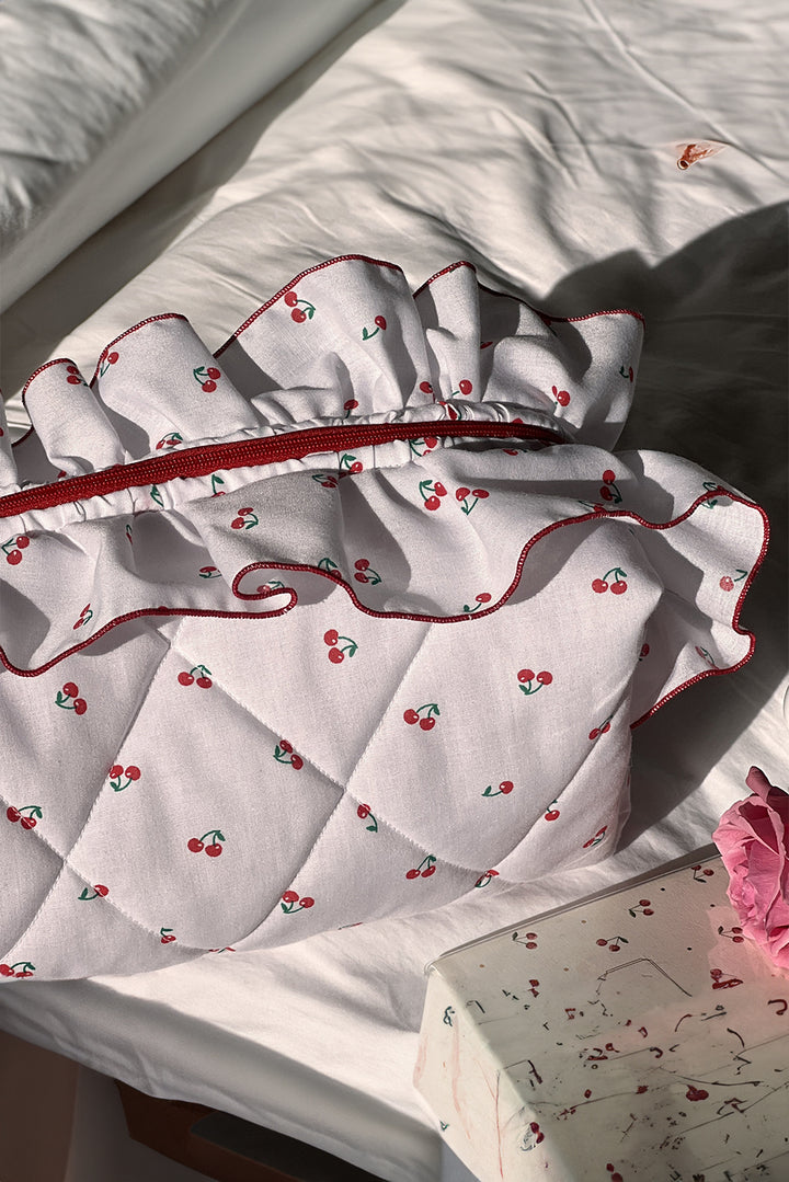 Trousse de maquillage matelassée à imprimé cerises et à volants