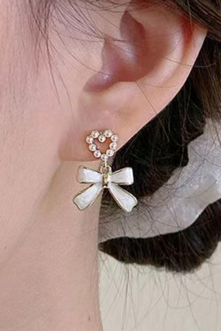 Perlenbesetzte Ohrringe mit Herz- und Schleifenknoten