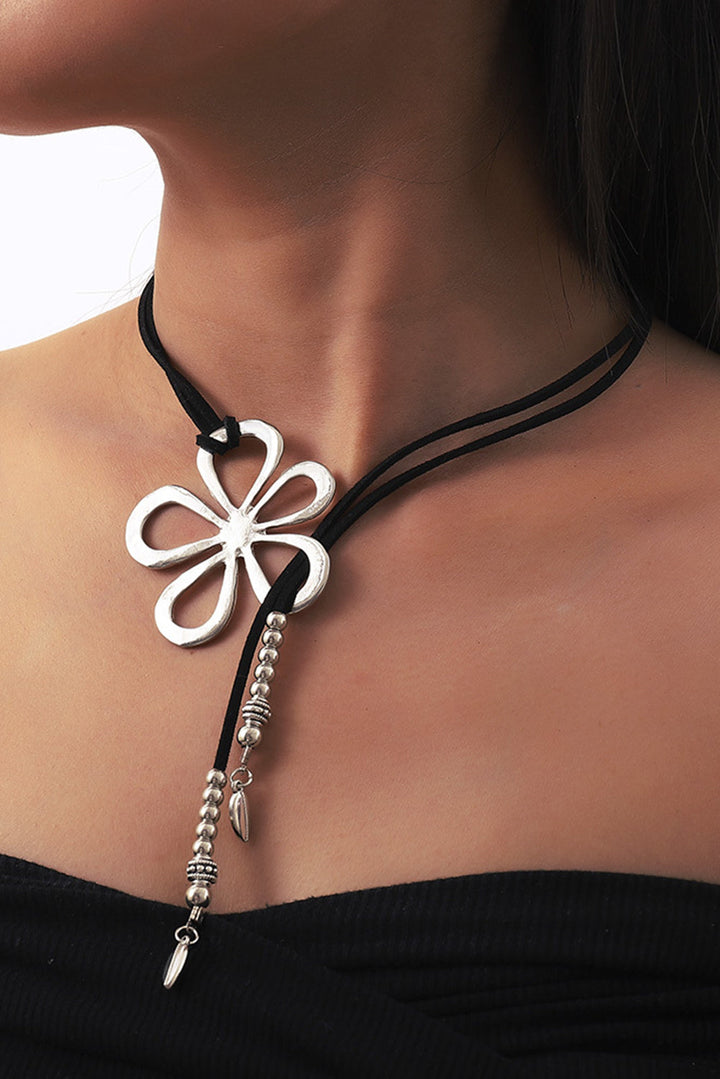 Collier en Y en cuir à motif floral ajouré