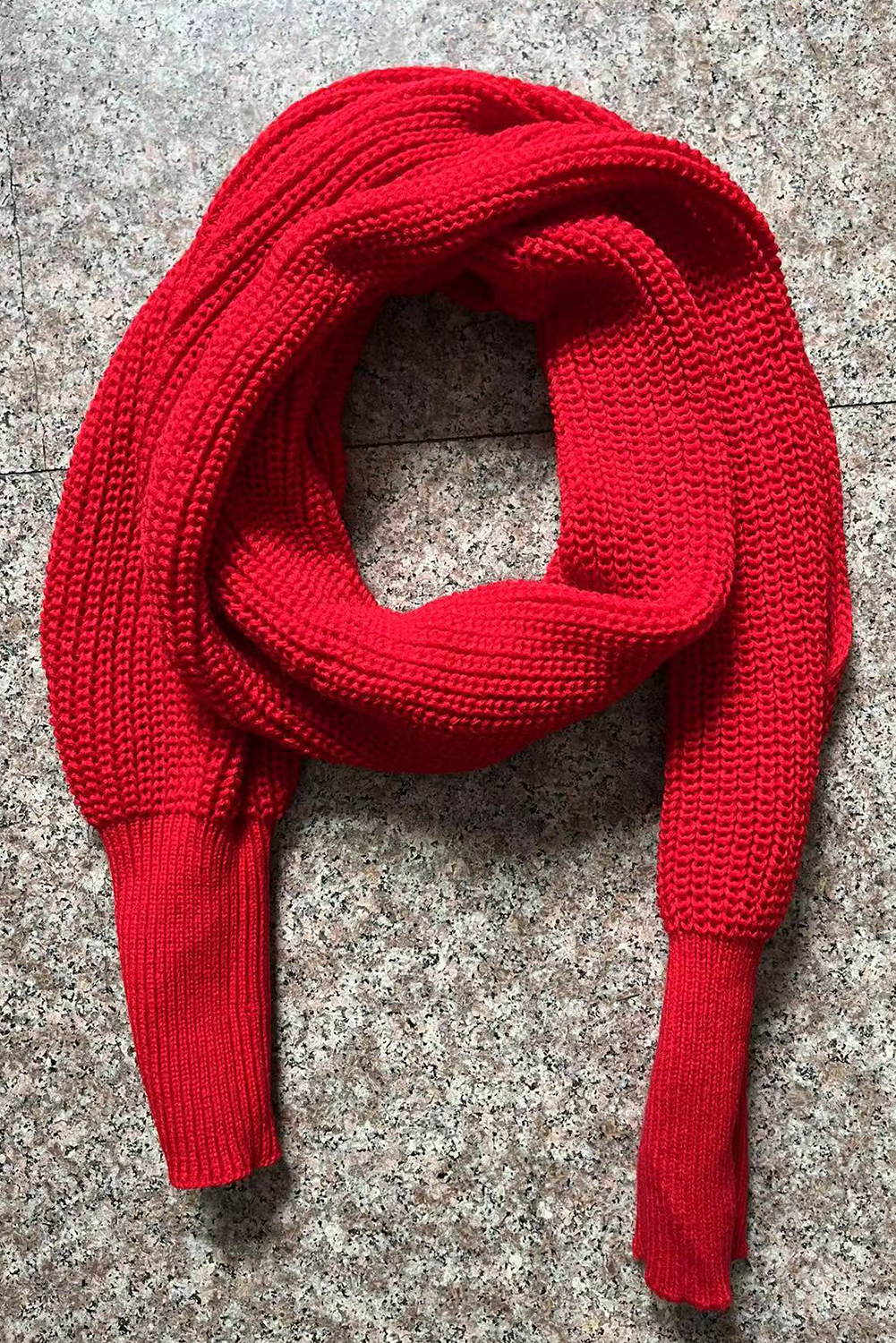 Einfarbiger Strickschal mit Wickelärmeln