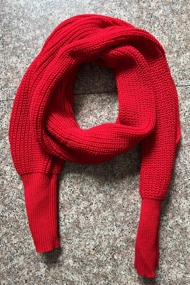 Einfarbiger Strickschal mit Wickelärmeln