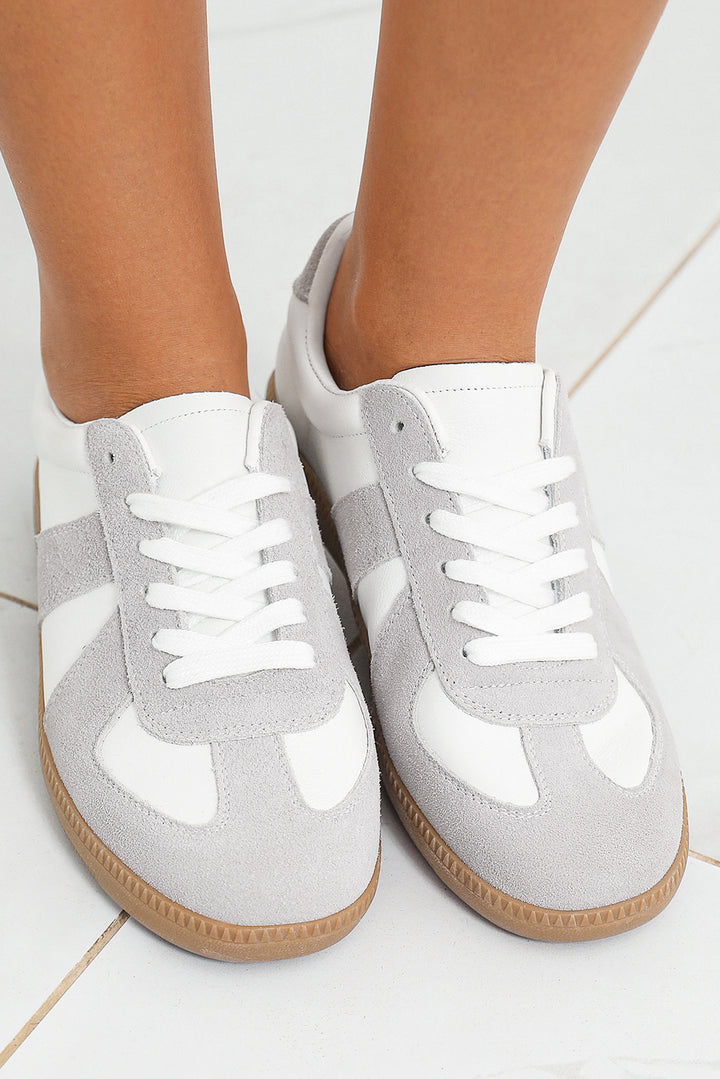 Flache Schnürschuhe aus PU-Leder und Wildleder mit Patches