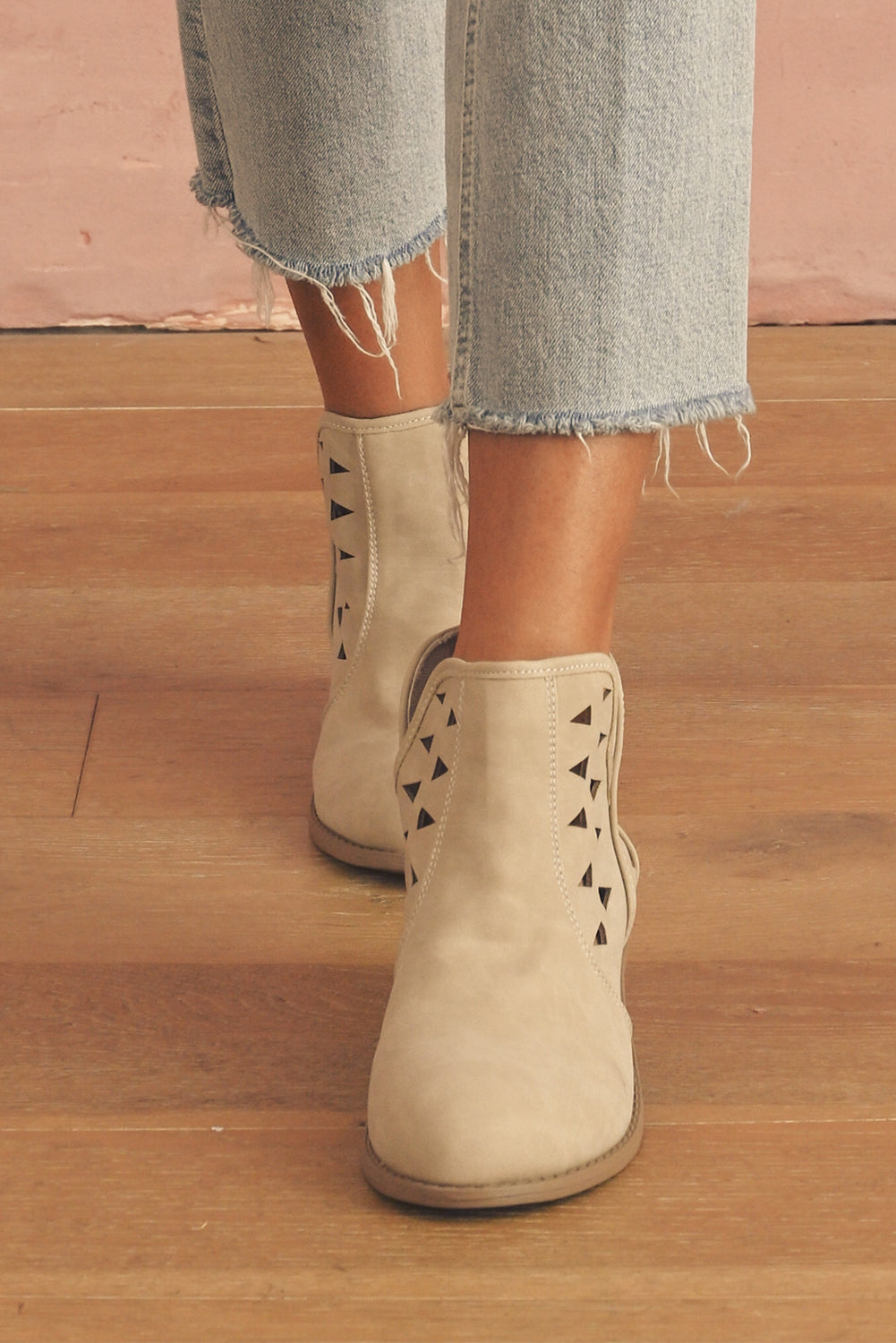 Bottines à talons et bout pointu en daim découpé