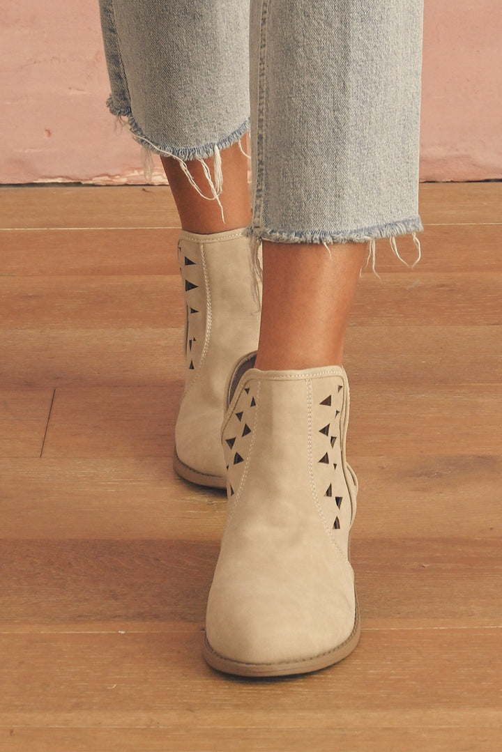 Bottines à talons et bout pointu en daim découpé