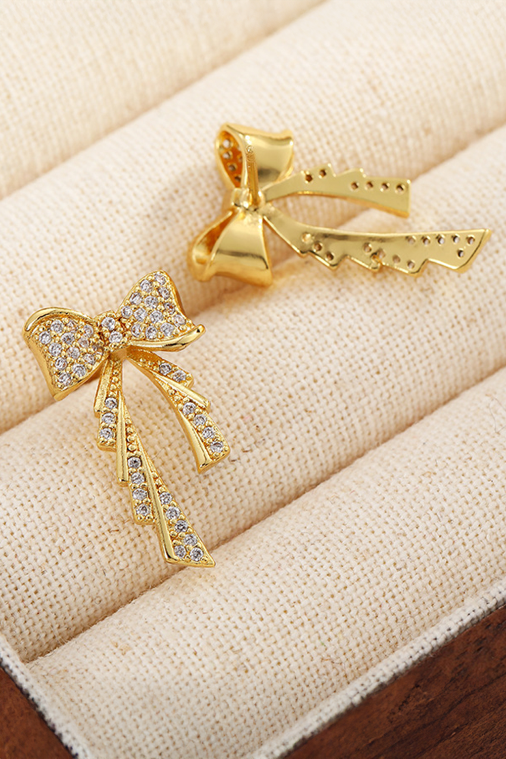 Boucles d'oreilles à tige plaquées avec nœud en strass