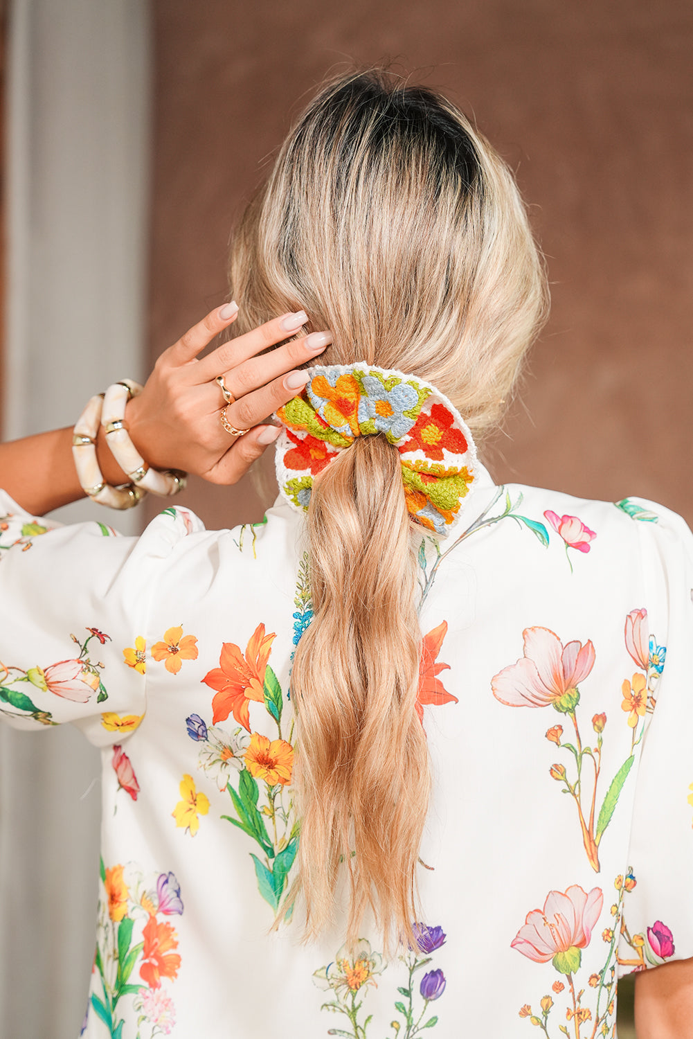 Chouchou à cheveux style bohème en crochet avec fleurs